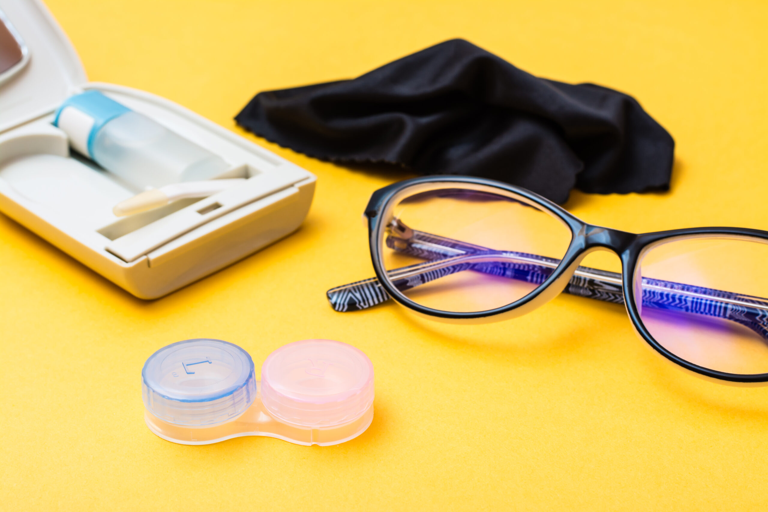 Accessories for storing lenses: container, a bottle of liquid an